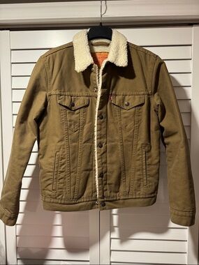 Levi’s tan trucker jacket size M